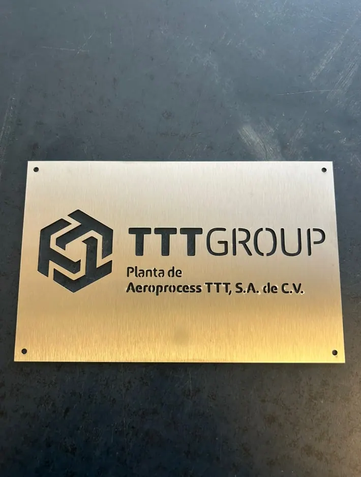 Placa de latón con logotipo y razón social grabados